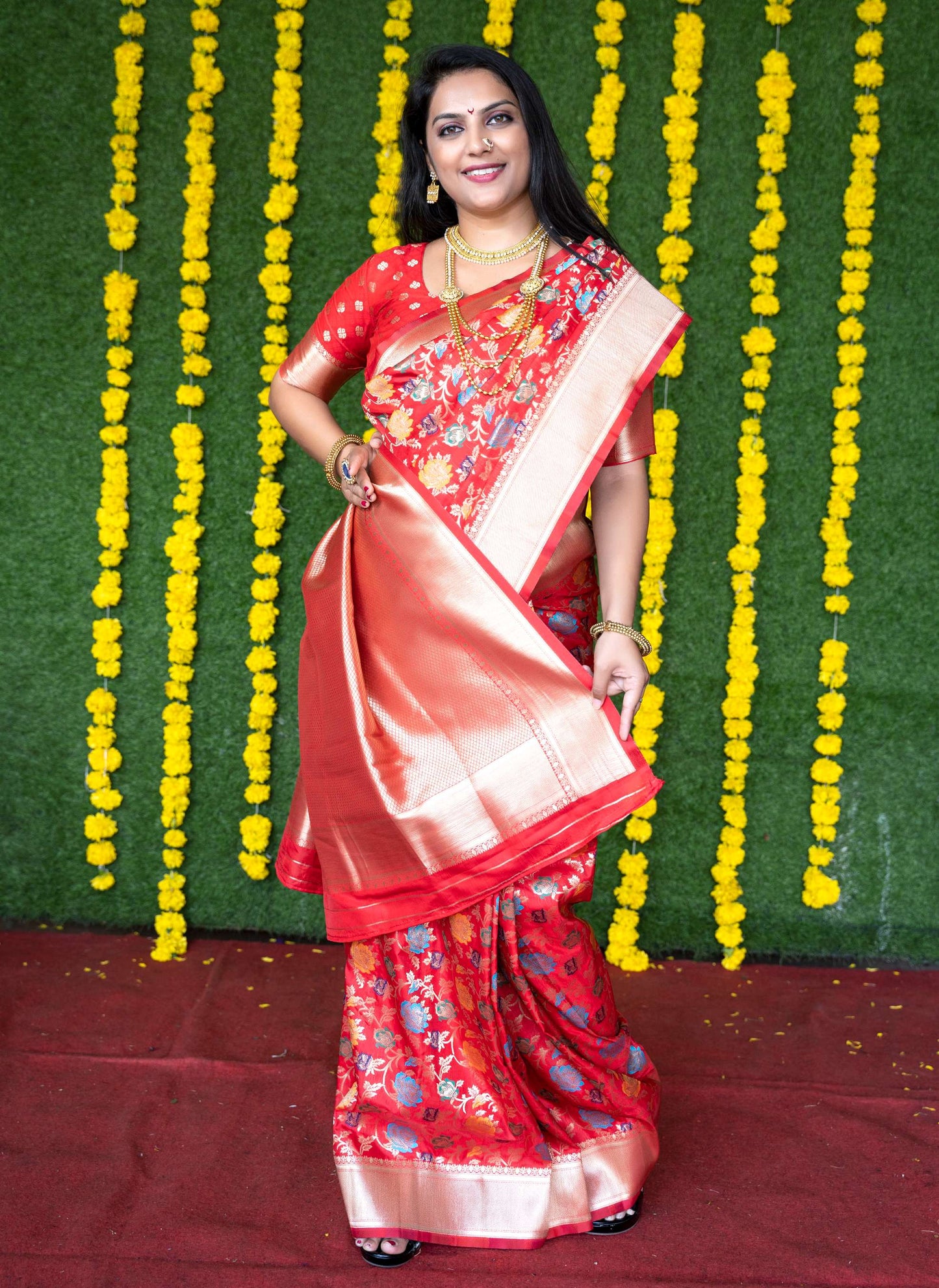 Shafnufab Women's Banarasi Silk Saree With Blouse In Red
